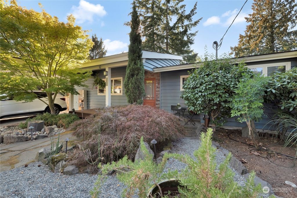 Photo of 10021 31st Avenue NE, Seattle, WA 98125 (MLS # 1995649)