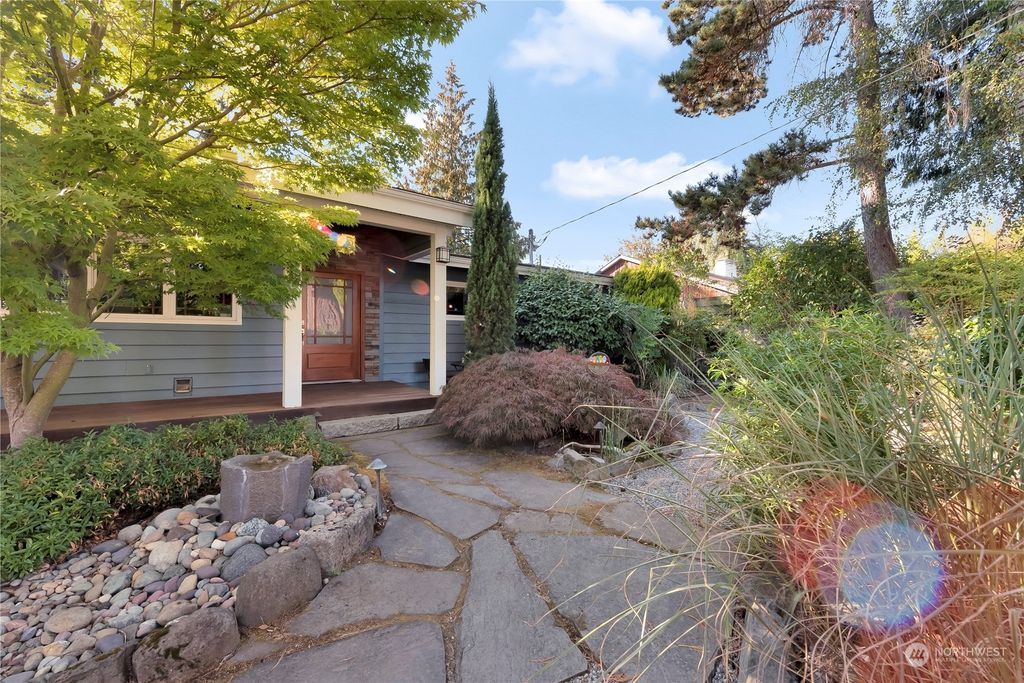 Photo of 10021 31st Avenue NE, Seattle, WA 98125 (MLS # 1995649)