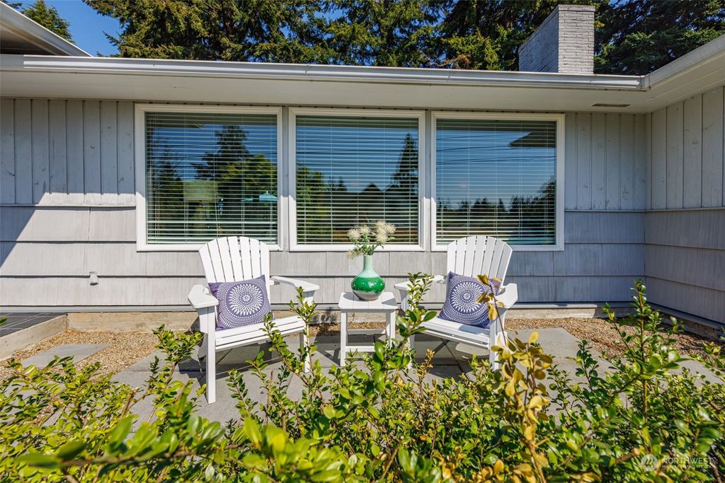 Photo of 4116 85th Avenue SE, Mercer Island, WA 98040 (MLS # 2061785)