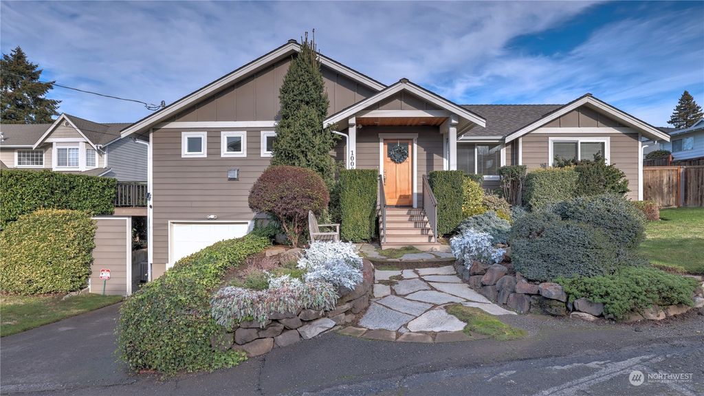 Photo of 1008 N 33rd Place, Renton, WA 98056 (MLS # 2028515)