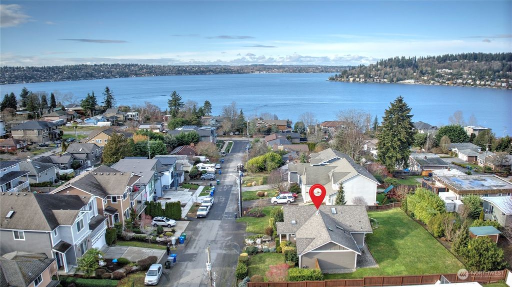 Photo of 1008 N 33rd Place, Renton, WA 98056 (MLS # 2028515)