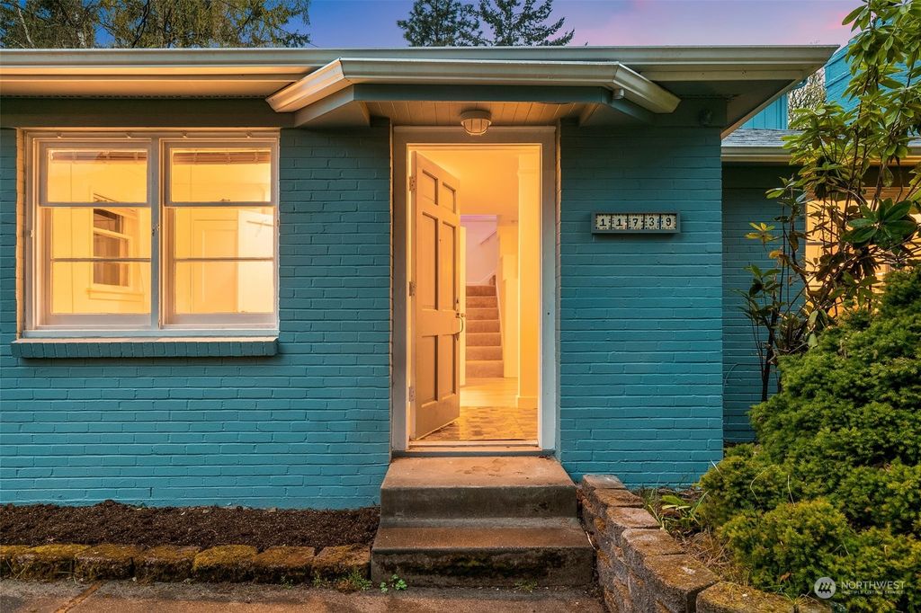 Photo of 11739 Meridian Avenue N, Seattle, WA 98133 (MLS # 2210947)