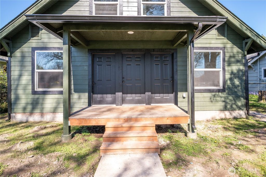 Photo of 285 20th Avenue, Longview, WA 98632 (MLS # 2504758)