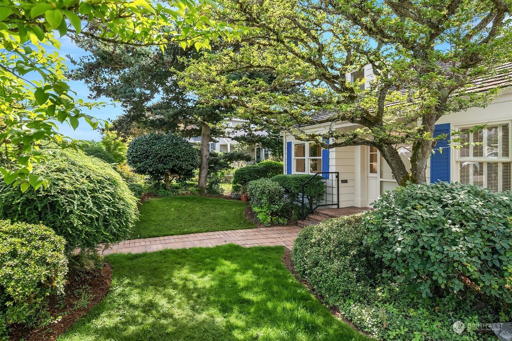 Photo of 5825 Vassar Avenue NE, Seattle, WA 98105 (MLS # 2140548)