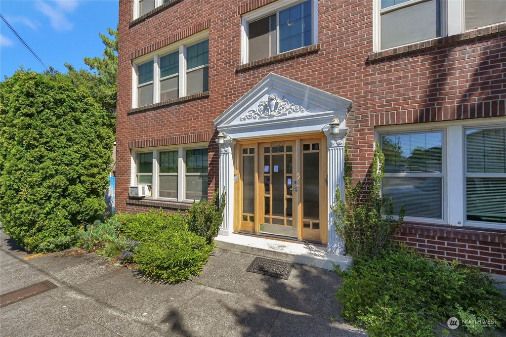 Photo of 6522 Phinney Avenue N, Seattle, WA 98103 (MLS # 2040937)