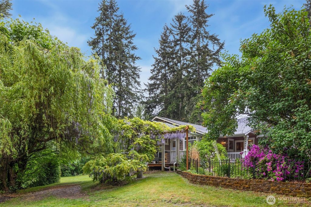 Photo of 11019 NE 140th Street, Kirkland, WA 98034 (MLS # 2524127)