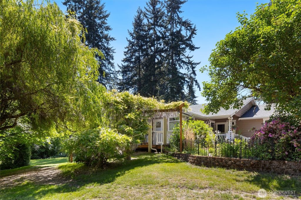 Photo of 11019 NE 140th Street, Kirkland, WA 98034 (MLS # 2524127)