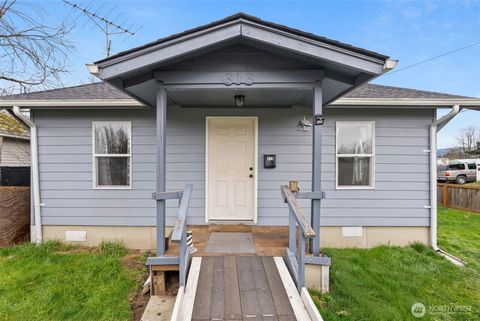 Photo of 313 Rosewood St St, Kelso, WA 98626 (MLS # 2490905)