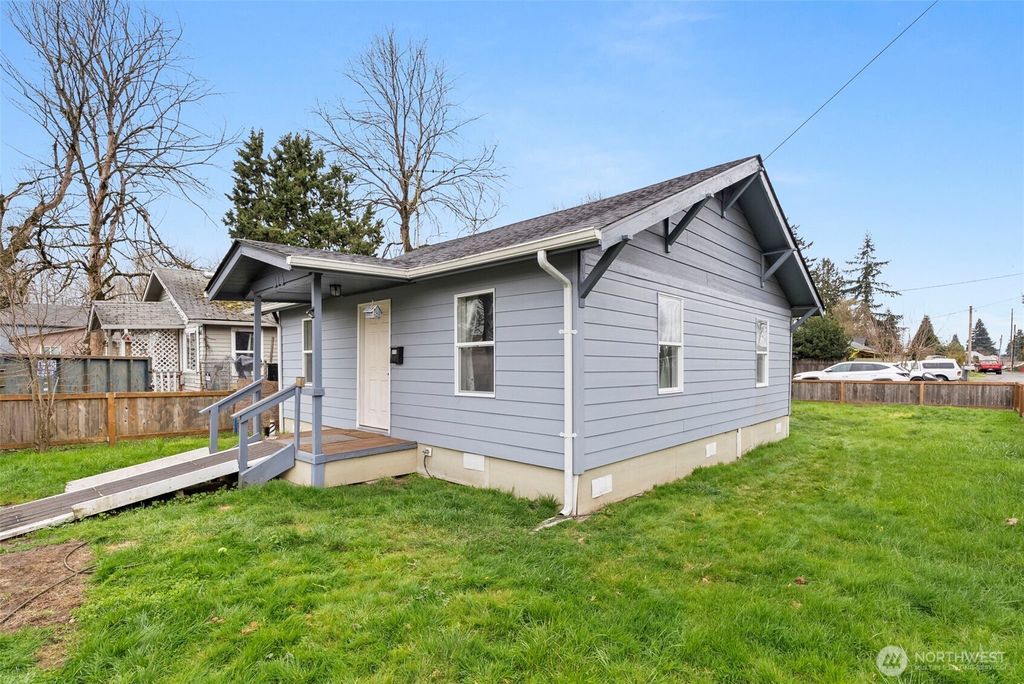 Photo of 313 Rosewood St St, Kelso, WA 98626 (MLS # 2490905)