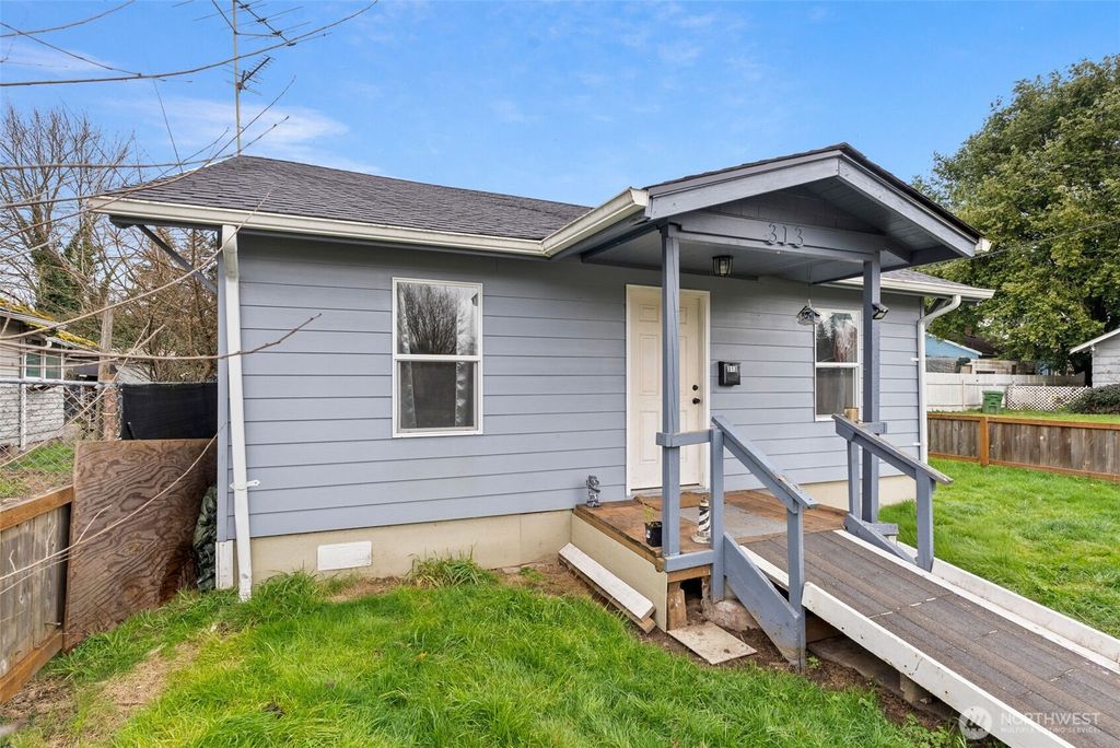 Photo of 313 Rosewood St St, Kelso, WA 98626 (MLS # 2490905)