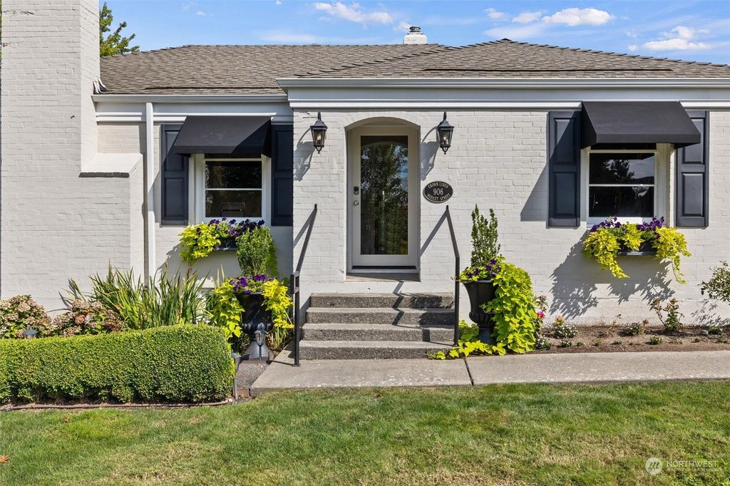 Photo of 906 Market Street, Kirkland, WA 98033 (MLS # 2295630)