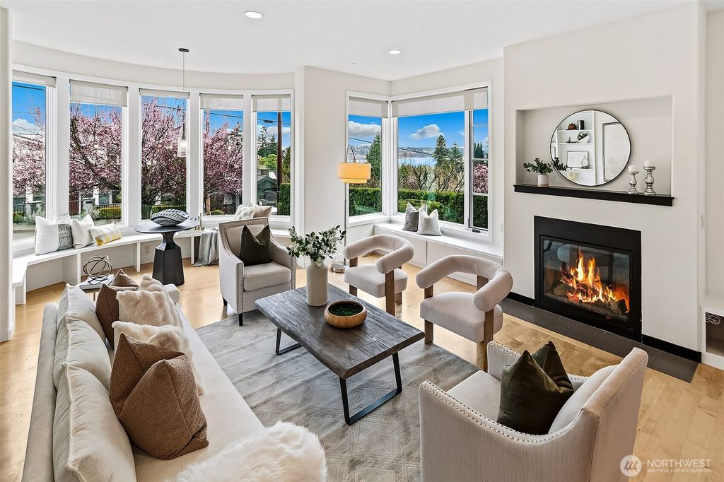 Photo of 526 14th Avenue W, Kirkland, WA 98033 (MLS # 2494198)