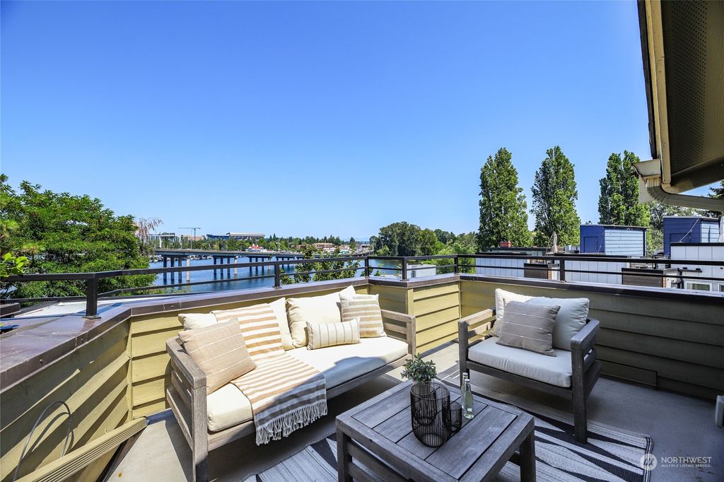 Photo of 2500 Boyer Avenue E, Seattle, WA 98102 (MLS # 2261720)