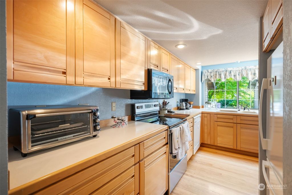 Photo of 11412 SE 66th Street, Bellevue, WA 98006 (MLS # 2278046)