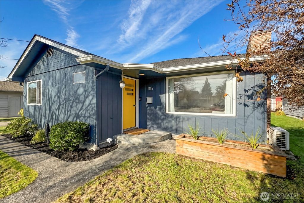 Photo of 1115 9th Avenue NW, Puyallup, WA 98371 (MLS # 2470754)