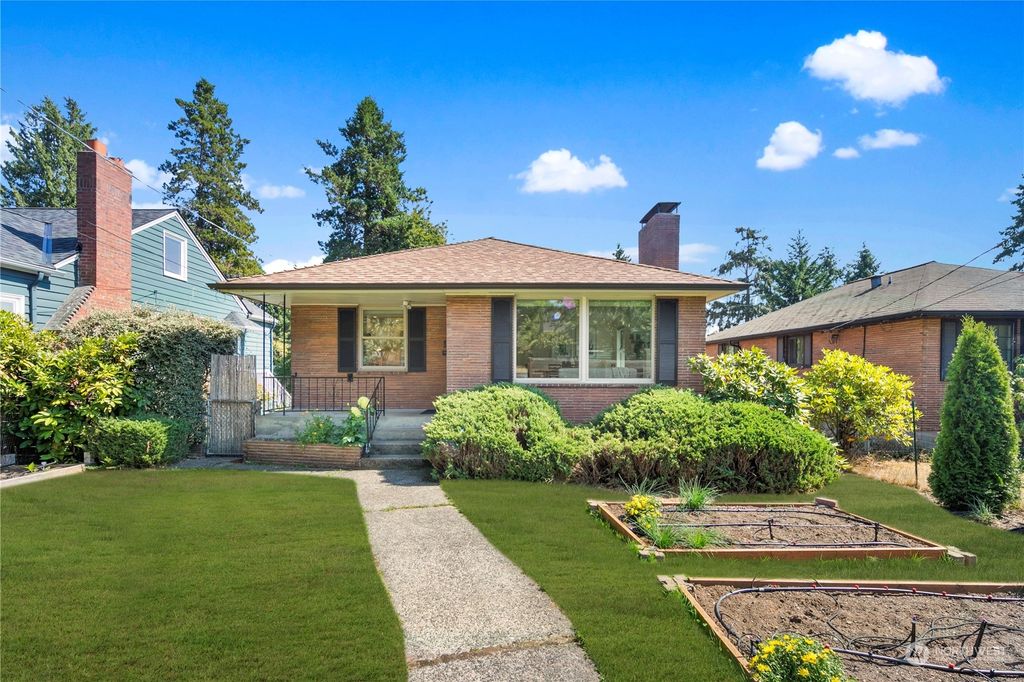 Photo of 6810 34th Avenue NE, Seattle, WA 98115 (MLS # 2157336)