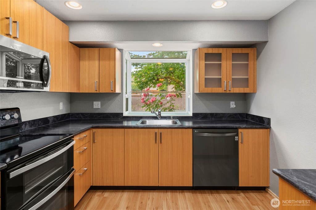 Photo of 120 124th Street SW #E1, Everett, WA 98204 (MLS # 2560726)