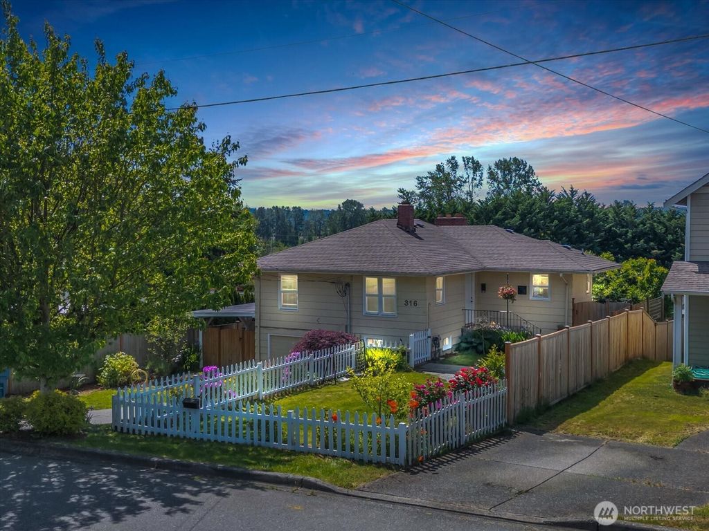 Photo of 316 Avenue J, Snohomish, WA 98290 (MLS # 2384282)