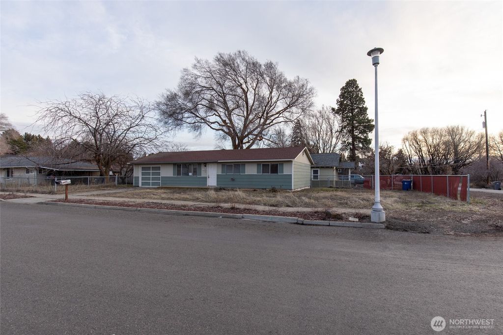 Photo of 1308 E 15th Avenue, Ellensburg, WA 98926 (MLS # 2484823)