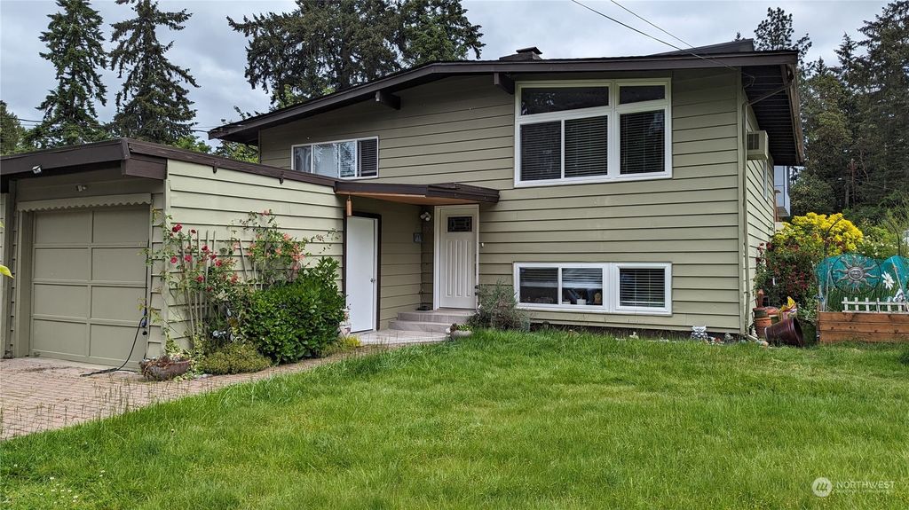 Photo of 4020 146th Ave SE Ave, Bellevue, WA 98006 (MLS # 2242205)