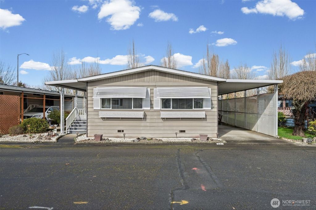 Photo of 1402 22nd Street NE #11, Auburn, WA 98002 (MLS # 2488929)