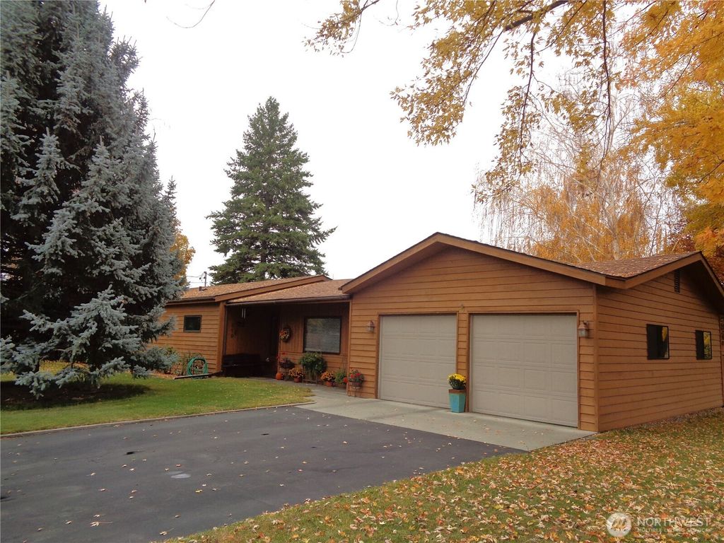 Photo of 319 Oak Street, Omak, WA 98841 (MLS # 2452283)