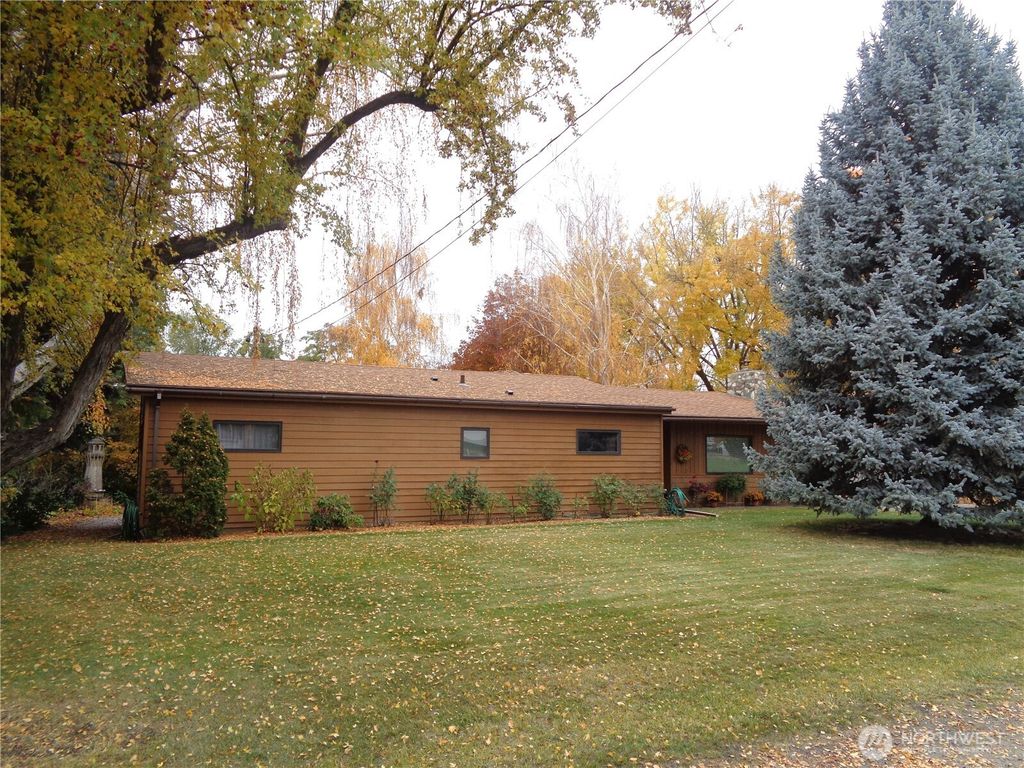 Photo of 319 Oak Street, Omak, WA 98841 (MLS # 2452283)