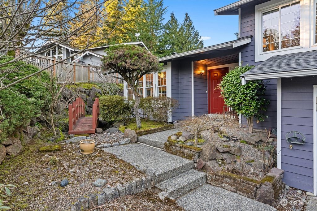 Photo of 11702 NE 101st Place, Kirkland, WA 98033 (MLS # 2316896)