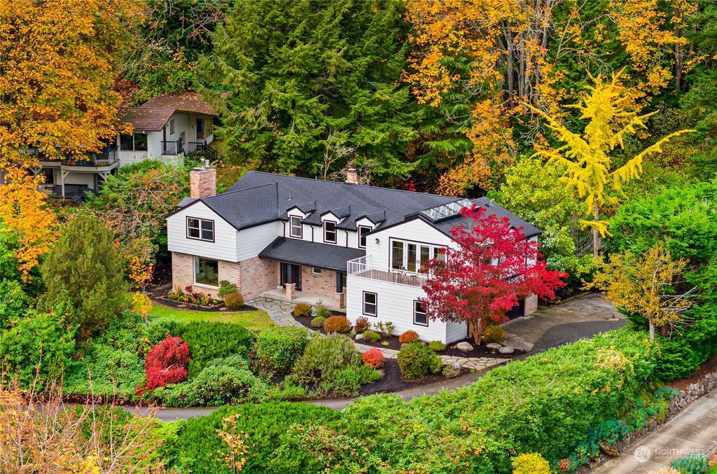Photo of 8333 Avalon Drive, Mercer Island, WA 98040 (MLS # 2307573)