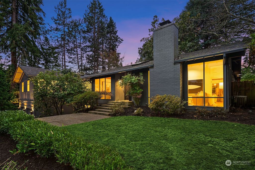 Photo of 8429 Hunts Point Lane, Hunts Point, WA 98004 (MLS # 2315146)