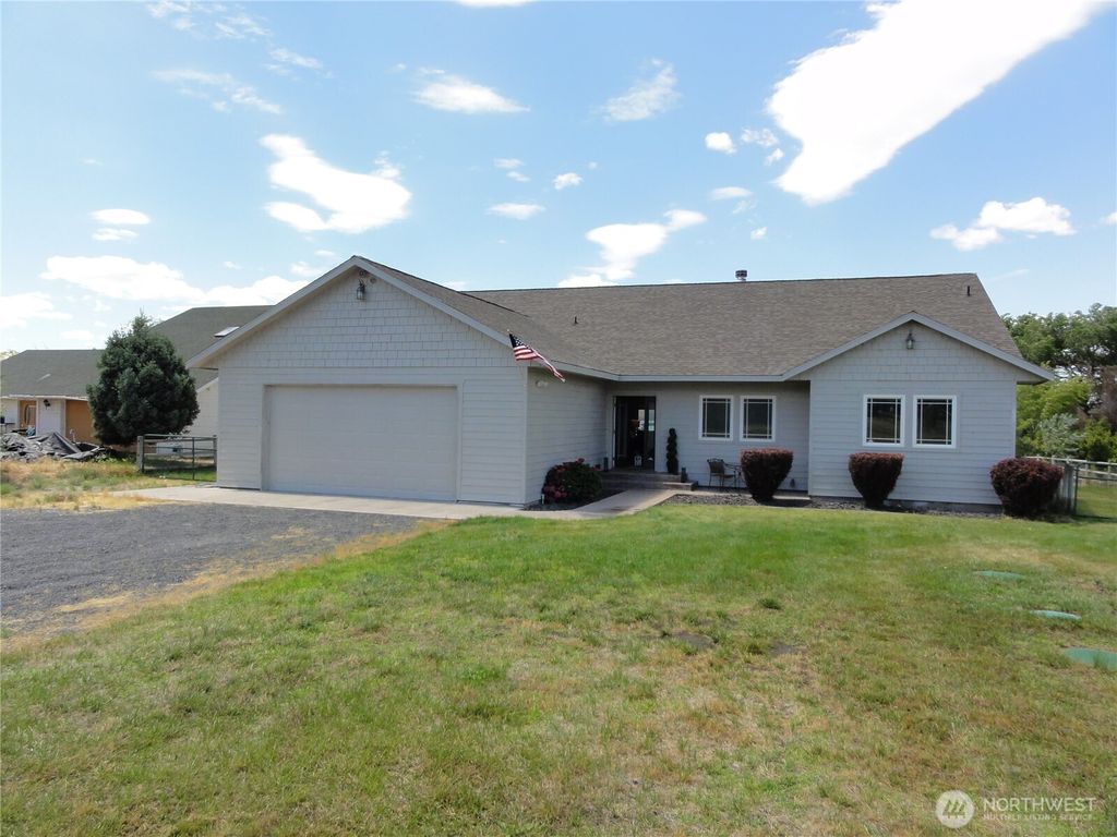 Photo of 3862 Shorecrest Drive NE, Moses Lake, WA 98837 (MLS # 2548877)