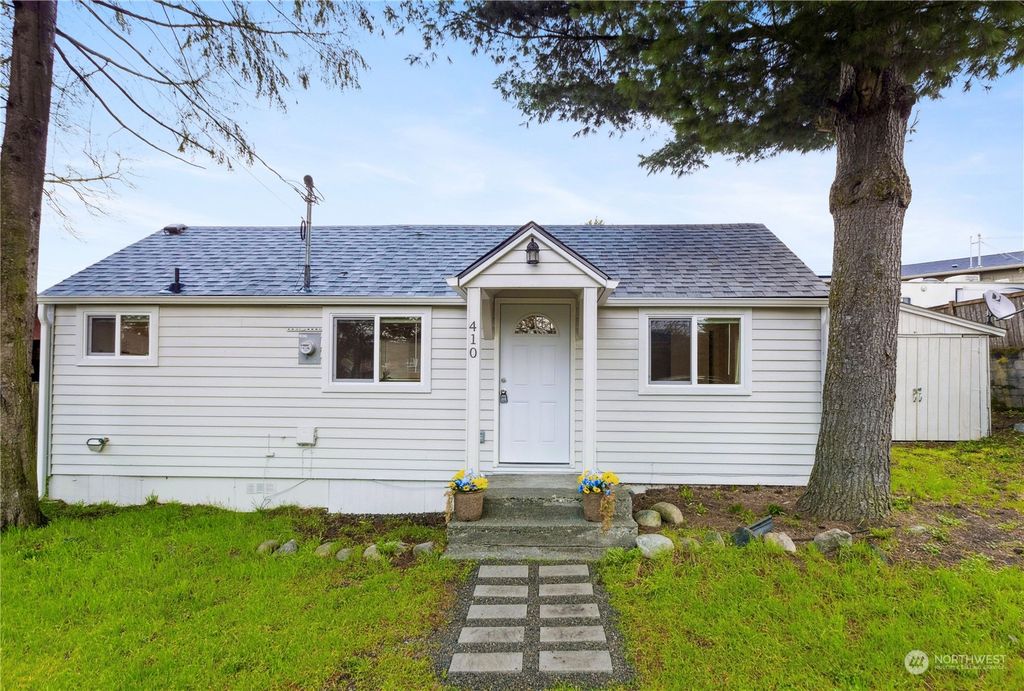 Photo of 410 SW 108th Street, Seattle, WA 98146 (MLS # 2203493)