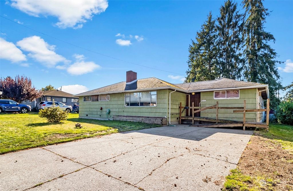 Photo of 2416 6th Street, Everett, WA 98201 (MLS # 2299595)