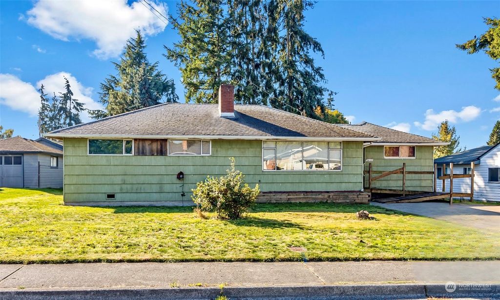 Photo of 2416 6th Street, Everett, WA 98201 (MLS # 2299595)