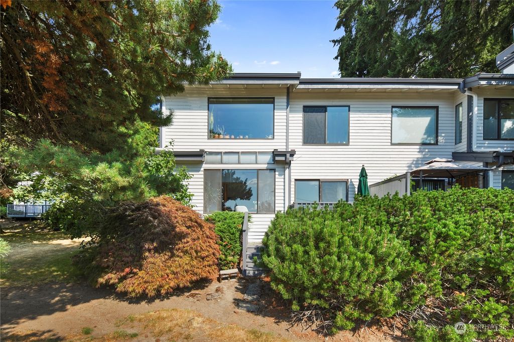 Photo of 11721 NE 80th St St #C2, Kirkland, WA 98033 (MLS # 2278349)