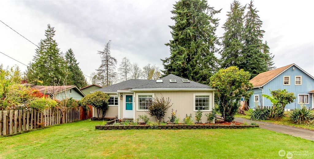 Photo of 609 Hill Road, Aberdeen, WA 98520 (MLS # 2456360)