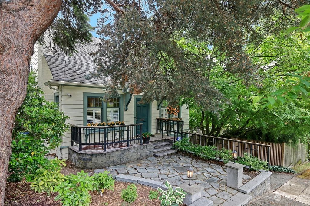 Photo of 1110 4th Avenue N, Seattle, WA 98109 (MLS # 2069723)