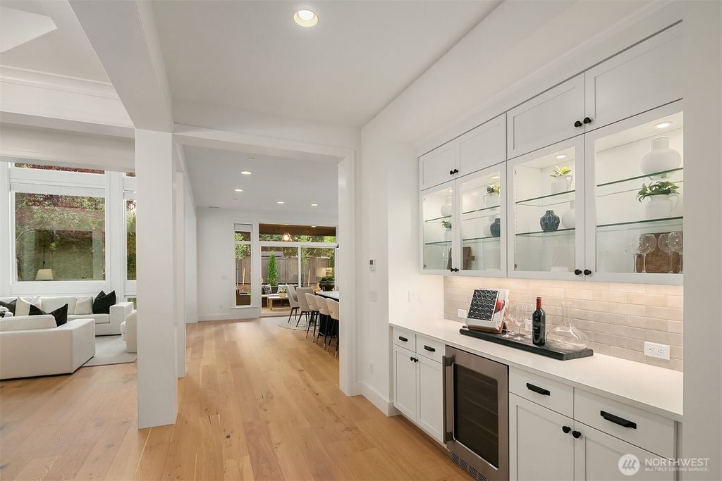 Photo of 12015 NE 73rd Street, Kirkland, WA 98033 (MLS # 2338040)