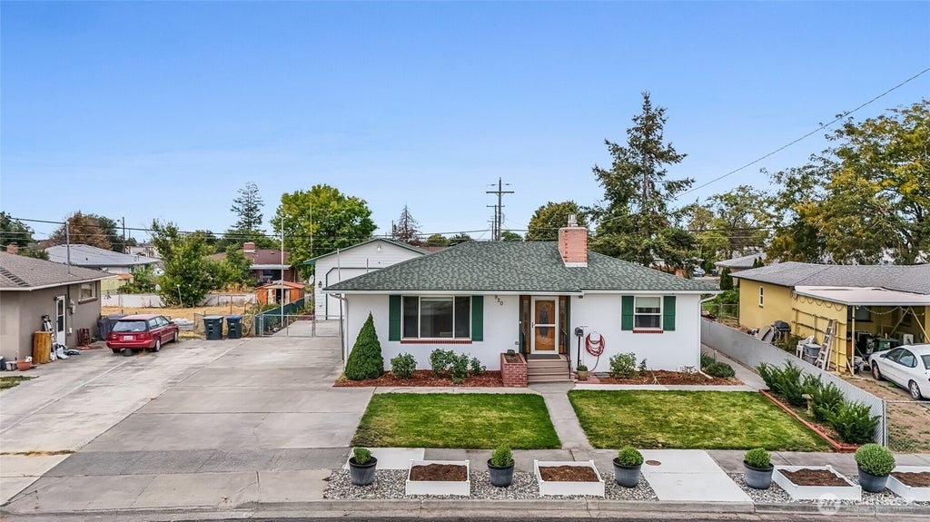 Photo of 920 S Dahlia Drive, Moses Lake, WA 98837 (MLS # 2587374)
