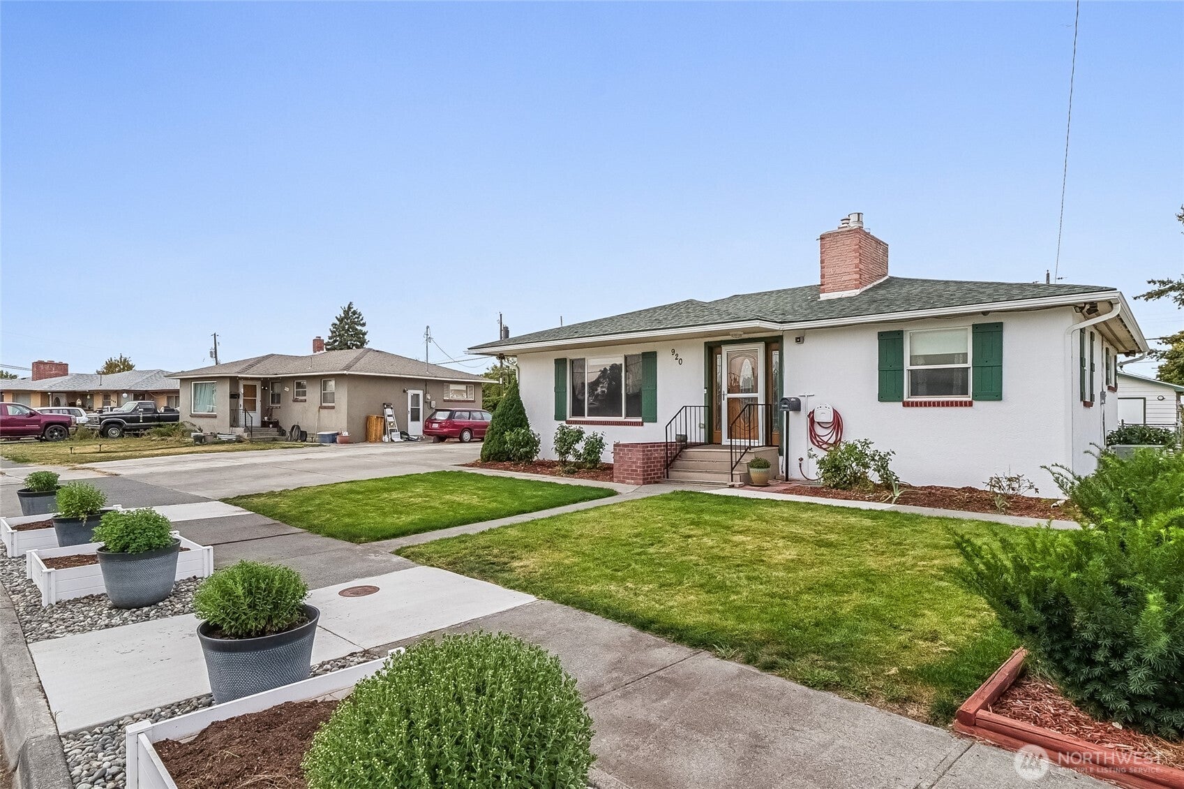 920 S Dahlia Drive