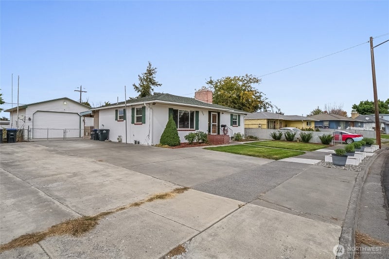 920 S Dahlia Drive