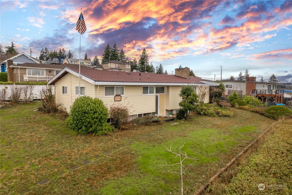 Photo of 304 S 213th Street, Des Moines, WA 98198 (MLS # 2028475)