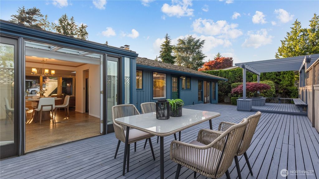 Photo of 2404 79th Avenue NE, Medina, WA 98039 (MLS # 2428929)