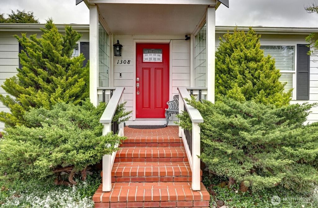 Photo of 1308 N Washington Avenue, Long Beach, WA 98631 (MLS # 2523835)