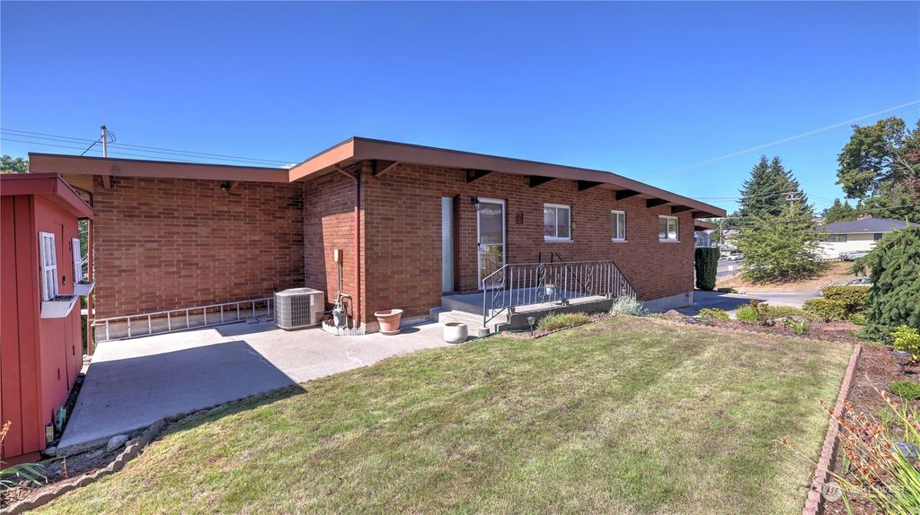 Photo of 678 Sunset Boulevard NE, Renton, WA 98056 (MLS # 2180884)