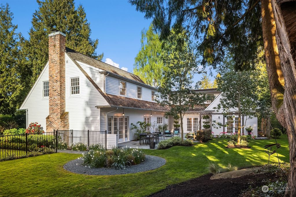 Photo of 9419 NE 37th Place, Yarrow Point, WA 98004 (MLS # 2221016)