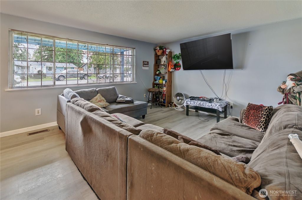 Photo of 1055 S 317th Street, Federal Way, WA 98003 (MLS # 2474944)