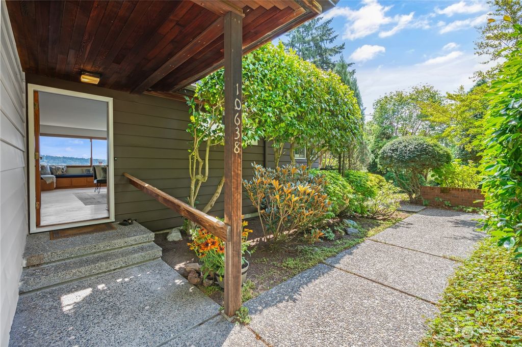 Photo of 10638 Exeter Avenue NE, Seattle, WA 98125 (MLS # 2277403)