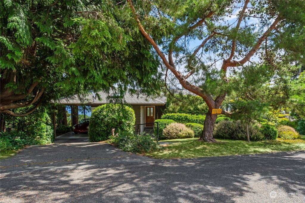 Photo of 10638 Exeter Avenue NE, Seattle, WA 98125 (MLS # 2277403)