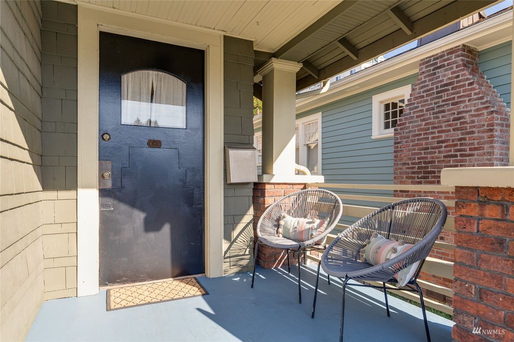 Photo of 5608 Brooklyn Avenue NE, Seattle, WA 98105 (MLS # 1992882)